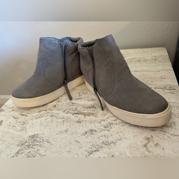 Universal Thread grey faux suede zippered booties size 7.5 - Picture 4 of 9
